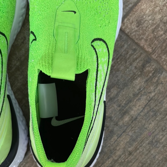 Nike Ladies Lime Green Running Shoes size 9 - Picture 6 of 10